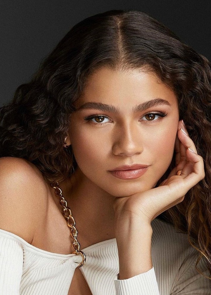 حيل جمالية للحفاظ على الحواجب العريضة والطبيعية من وحي إطلالات زيندايا