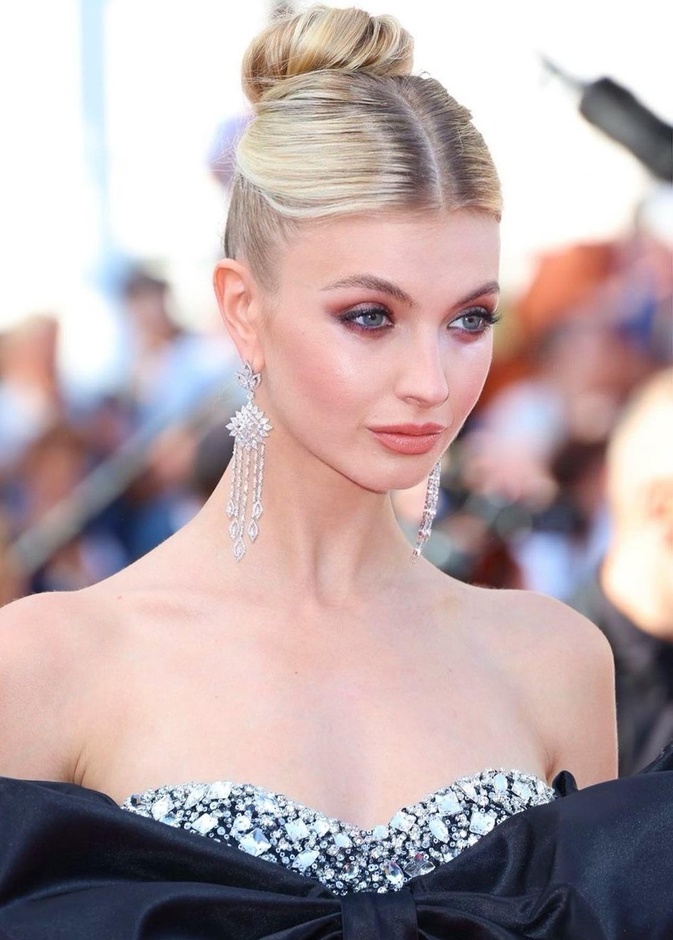 اطلالة Ann-Sophie بمكياج برونزي مع تسريحات شعر الكعكة العالية