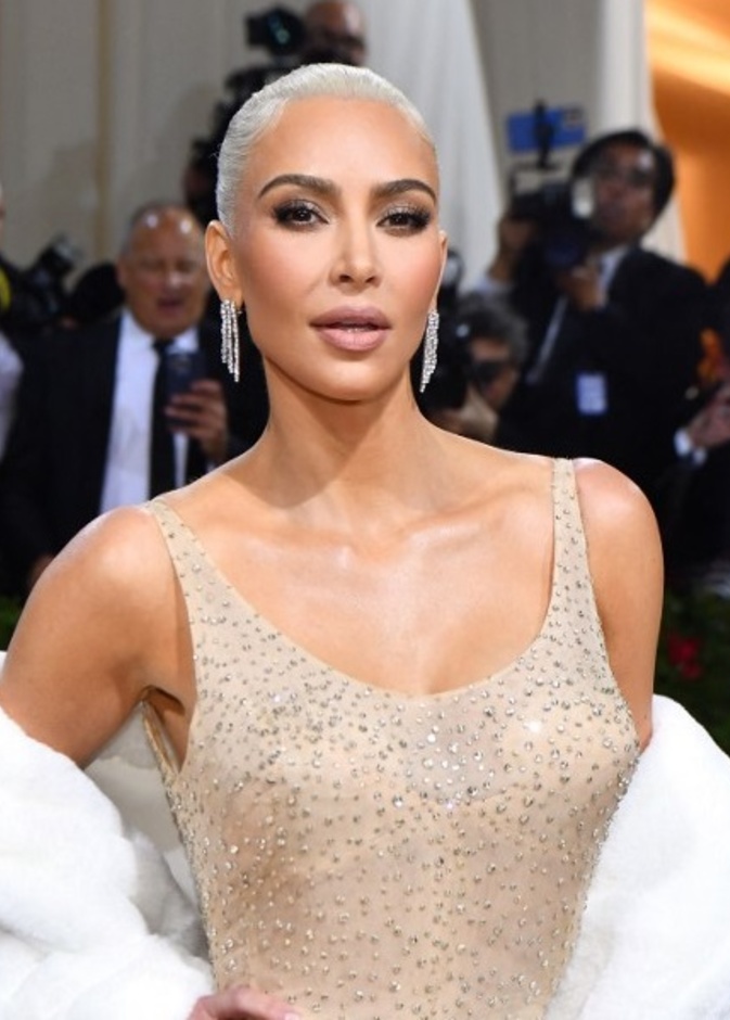 اطلالة Kim Kardashian بمكياج فضي مع صبغات الشعر الاشقر البلاتيني