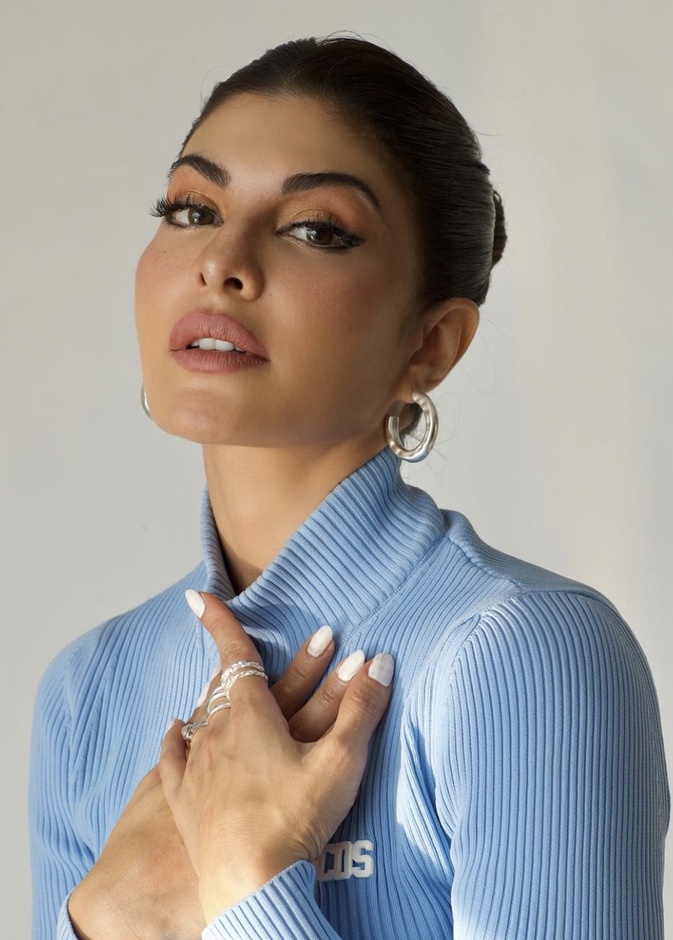 الأظافر المتوسطة الطول وأجدد ألوان مناكير للبشرة الحنطية على طريقة Jacqueline Fernandez - الصورة من حسابها على انستغرام