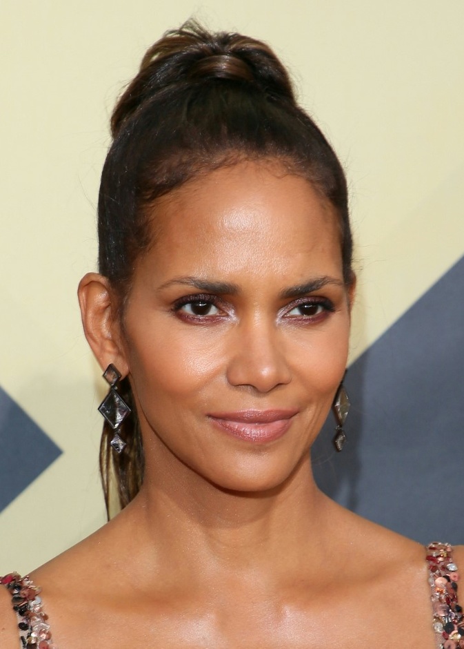 الروج المناسب للبشرة الحنطية من وحي مكياج Halle Berry