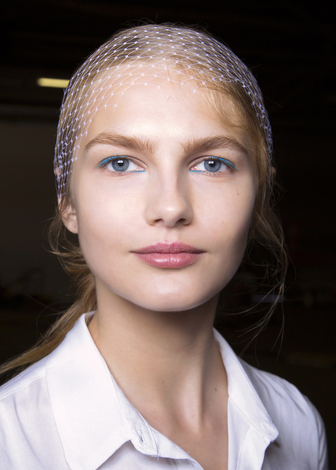 طرق تطبيق المكياج الأزرق بدرجاته المختلفة لإطلالة صيفية مختلفة