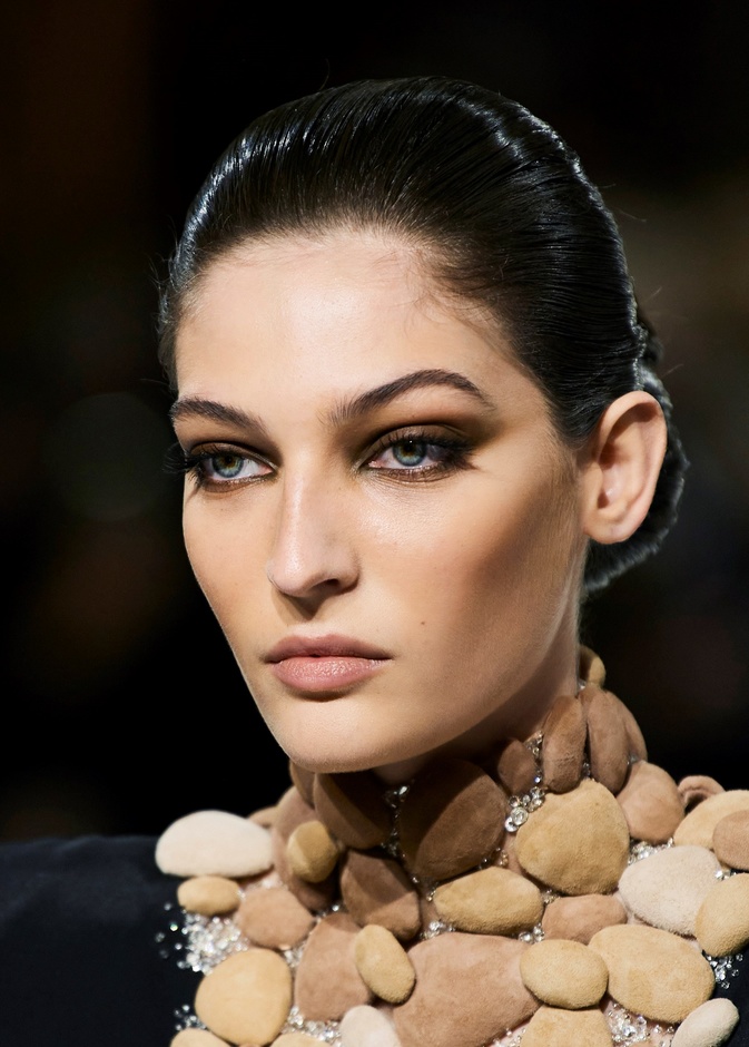 تطبيق مكياج خليجي مع الظلال السوداء لإطلالة لافتة في عيد الفطر 2022