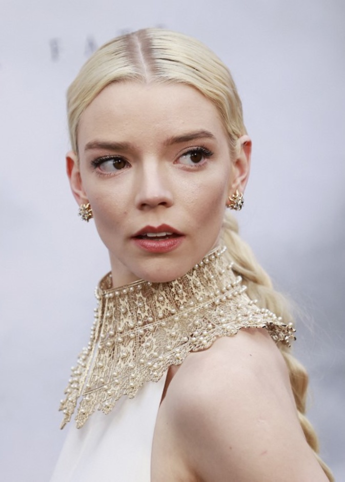 1 رئيسية حيل جمالية لمكياج مثالي لصاحبات البشرة الفاتحة على طريقة Anya Taylor-Joy