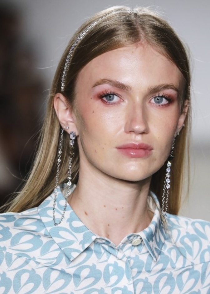 خطوات تطبيق مكياج عصري بألوان مرحة لصيف 2022