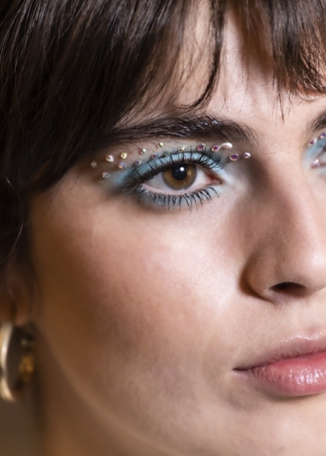 خطوات تطبيق مكياج مع اكسسوارات العين