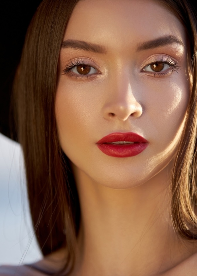 خطوات تكبير الشفاه باستخدام مستحضر واحد