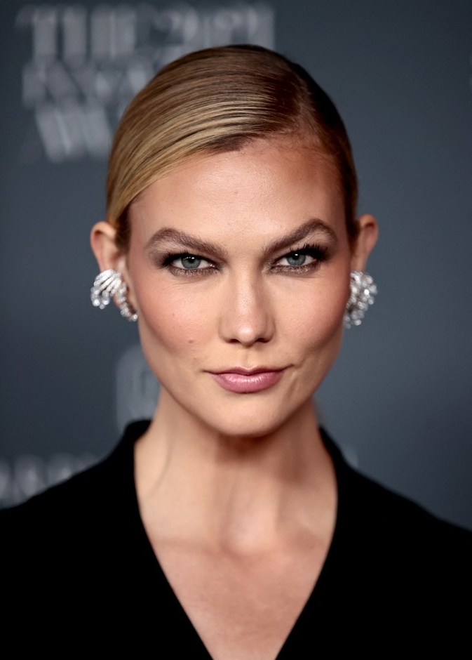 رسم الآيلاينر للعيون المبطنة على طريقة Karlie Kloss