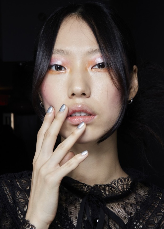 طريقة طبيعية لاستعادة جمال أظافرك بعد عيد الفطر