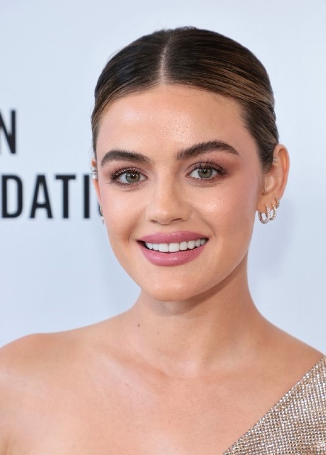 كونتور للوجه المثلث ومكياج طبيعي على طريقة Lucy Hale