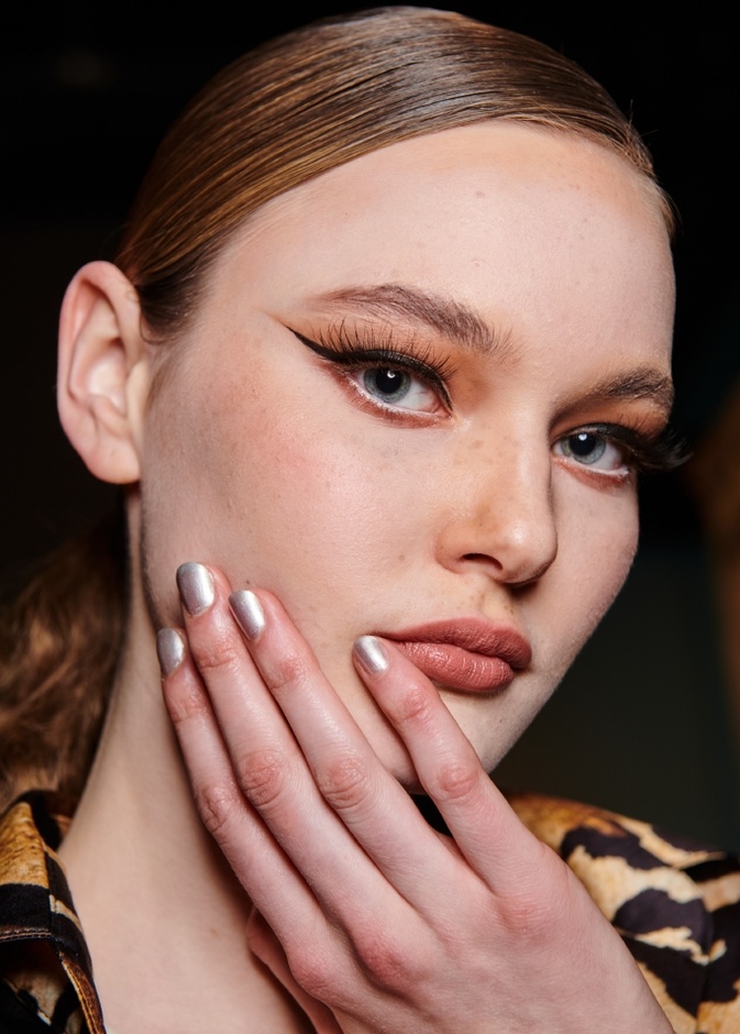 كيفية العناية باليدين والأظافر لتطويلها بسرعة