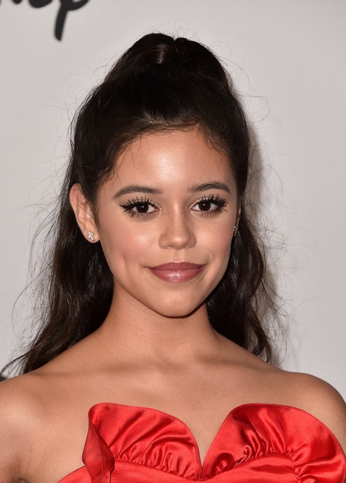 1 رئيسية - حيل مكياج تعلميها من الفنانة الشابة Jenna Ortega