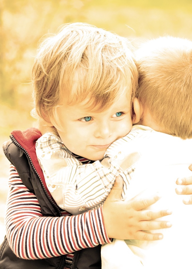 10 نصائح مهمة لتعزيز العلاقة بين طفلك وأخيه