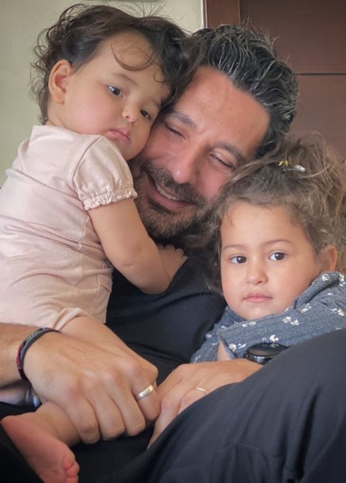 نجوم نموذج للآباء المثاليين ..شاهدوا كيف يدللون أطفالهم ويشاركون زوجاتهم في الإهتمام بشؤونهم