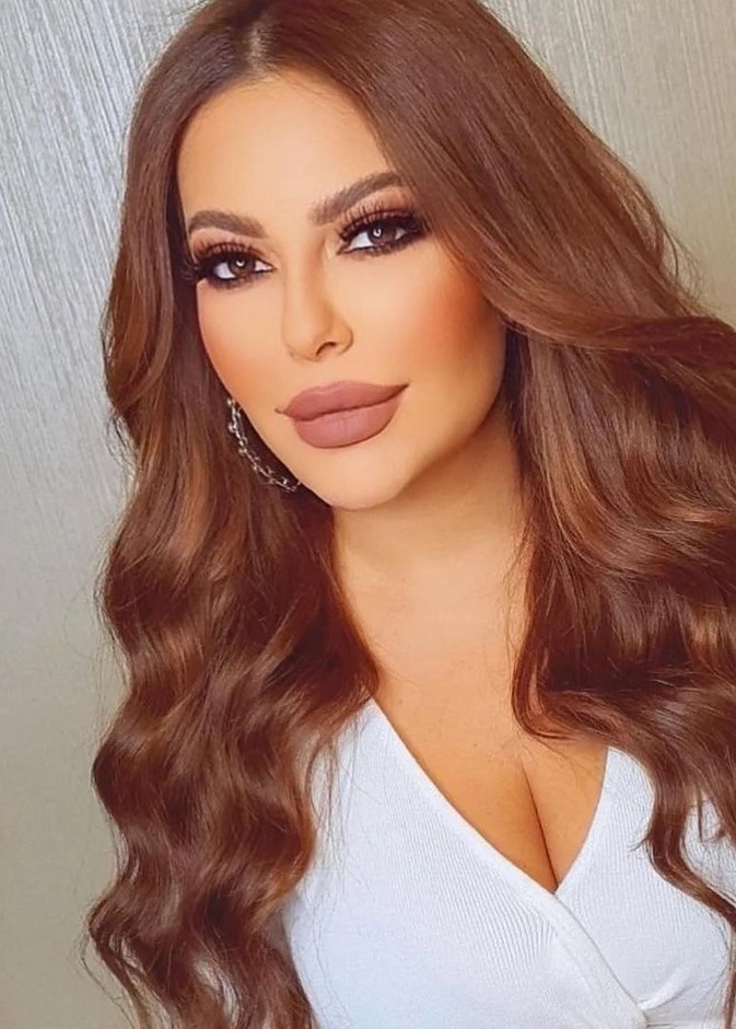 نصائح لإختيار ألوان شعر داكنة للبشرة الحنطية بأسلوب ليليا الأطرش 