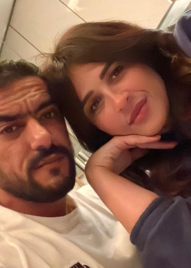 النجوم مع عائلاتهم بعيد الفطر 2022 ومعايداتهم للجمهور وأبرزهم ياسمين عبدالعزيز وزوجها