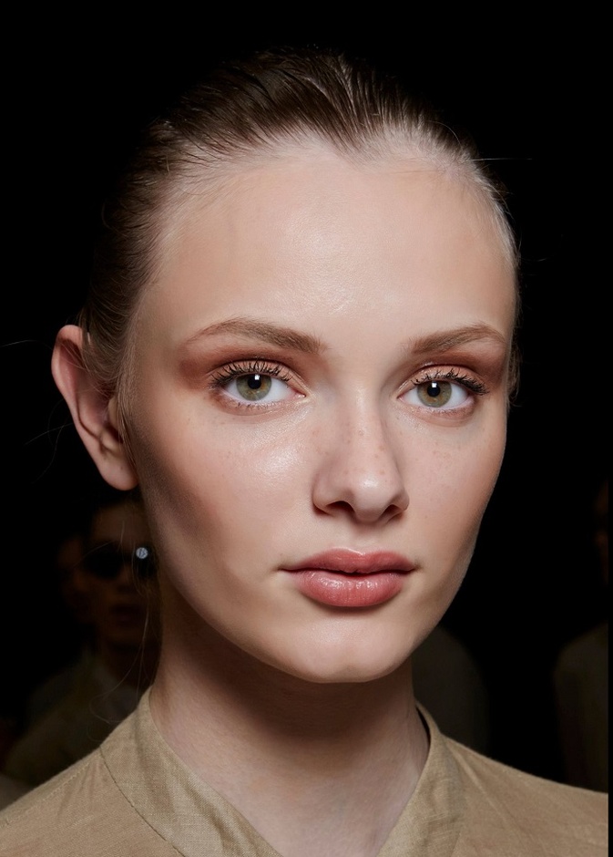 ألوان مكياج مشرق للحصول على إطلالة مثالية في سهرات صيف 2022