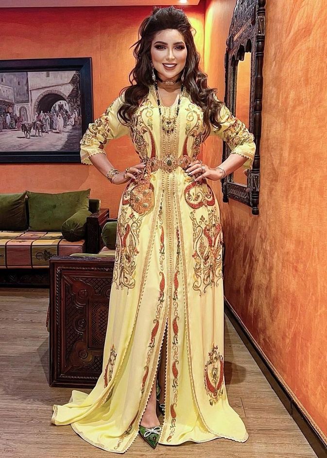 أحدث إطلالات دنيا بطمة بموضة القفطان الملوّن لصيف 2022