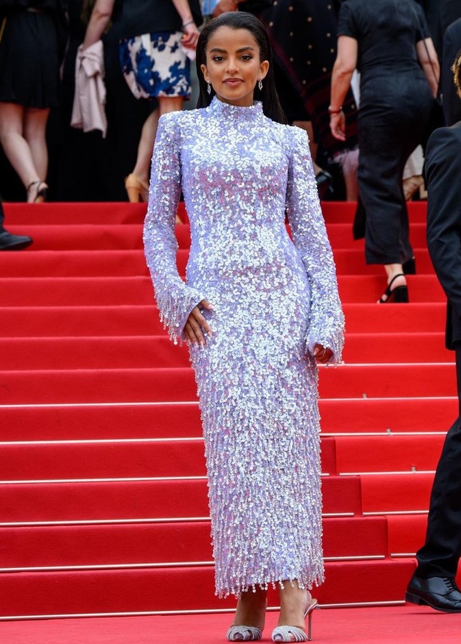 اطلالة Ajwa Aljoudi بفستان فضي براق مع الباييت والشراريب بتوقيع Rami Kadi