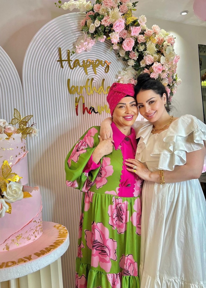 .ديانا كرزون وشقيقاتها يحتفلن بعيد ميلاد والدتهن بحفل فخم