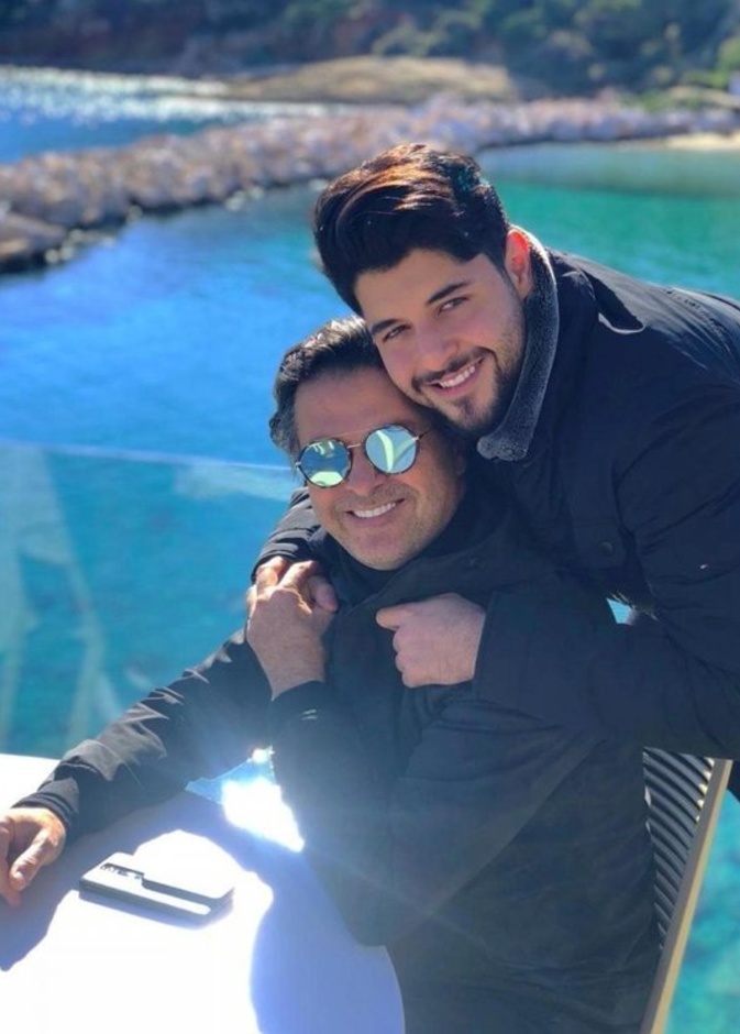 علاقة صداقة مميزة يترجمها خالد علامة مع والديه بهذه اللقطات والفيديوات