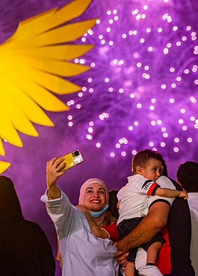 زوار موسم جدة يلتقطون أجمل الصور في ساحة جدة آرت بروميناد  