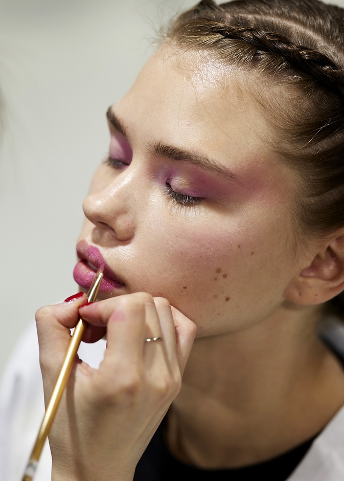 3 خطوات لتحصلي على احمر شفاه مات ناجح من دون شفاه متشققة وجافة