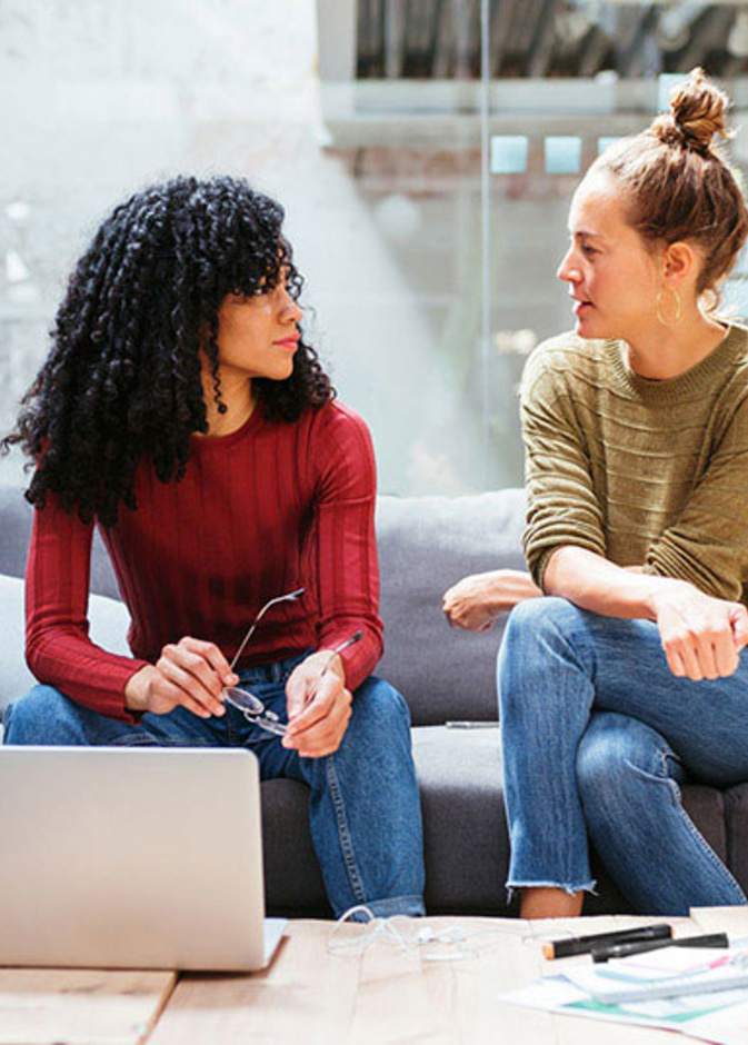 كيف تدافع المرأة عن نفسها وتحاور الأخرين دون خوف أو تردد؟