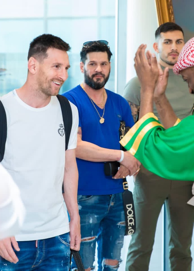 لحظة وصول ميسي إلى عروس البحر الأحمر 