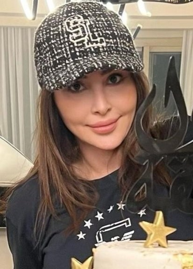 إليسا بإطلالة جمالية ناعمة احتفالاً بنجاح أغنيتها الجديدة