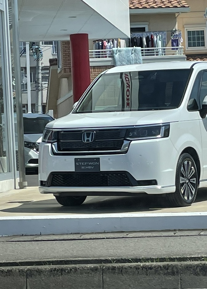 Step WGN سيارة عائلية جديدة من هوندا.. فيديو