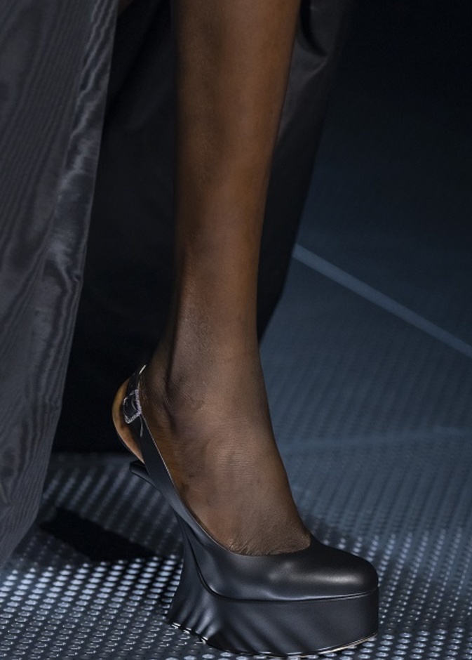 موديلات أحذية باللّون الأسود كعب عالي بأسلوب Fendi