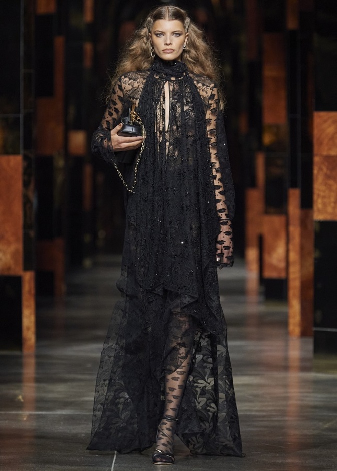 فساتين سهرة طويلة رائجة لموسم ربيع وصيف 2022 باللّون الأسود من Fendi