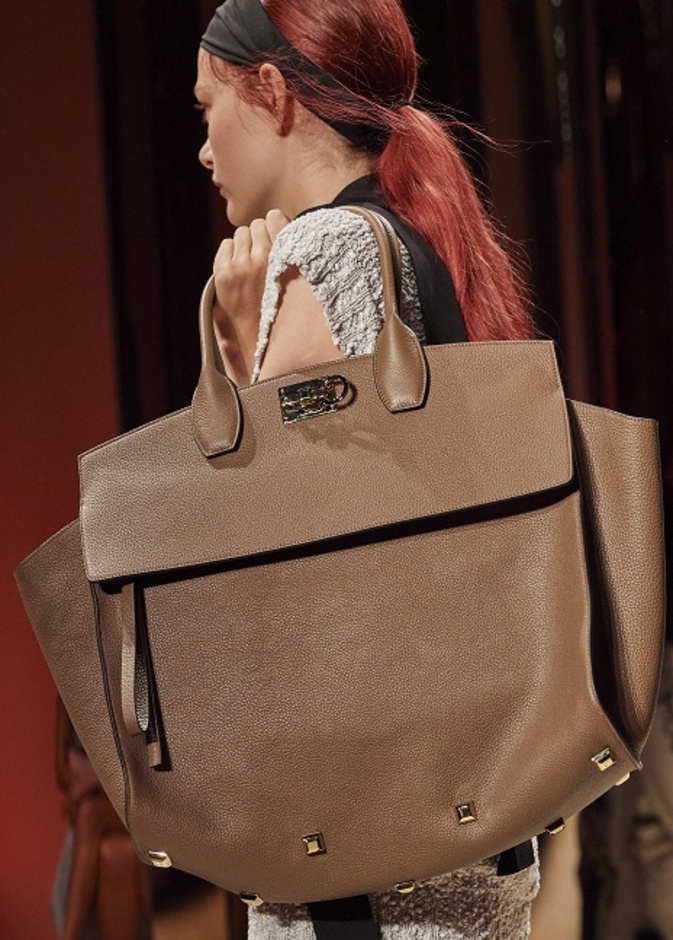 موديلات حقائب يد كبيرة 2022 بتصميم لافت من Salvatore Ferragamo