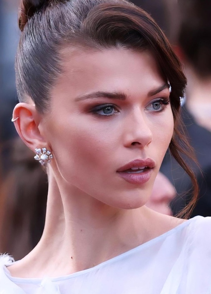 إطلالات جمالية جريئة عنوان اليوم العاشر من مهرجان كان 2022