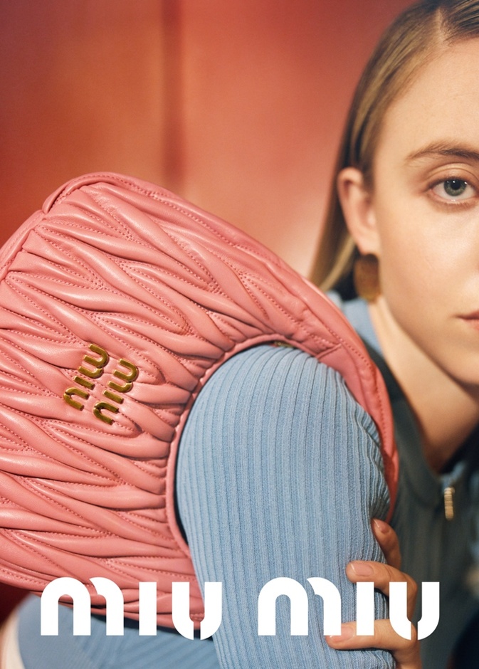 حقيبة Miu Wander.. التجول والاستكشاف بأناقة