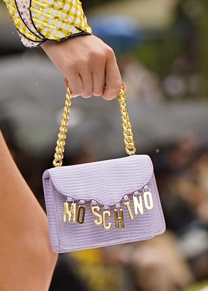 حقائب بألوان الباستيل رائجة لهذا الموسم من ربيع وصيف 2022 من Moschino