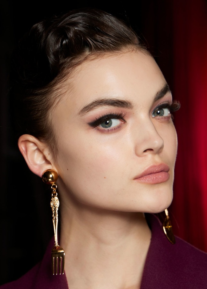 موضة رسمات الحواجب الرائجة لهذا الصيف لإطلالة أصغر سنًا 