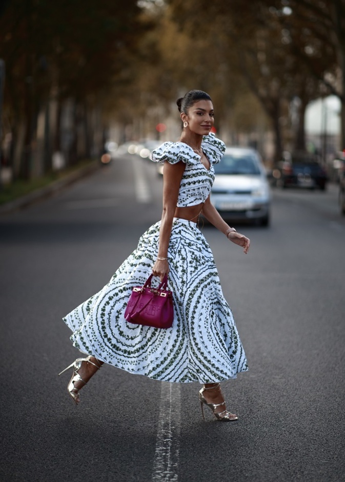 موديلات حقائب ملونة 2022 بأسلوب Street Style 