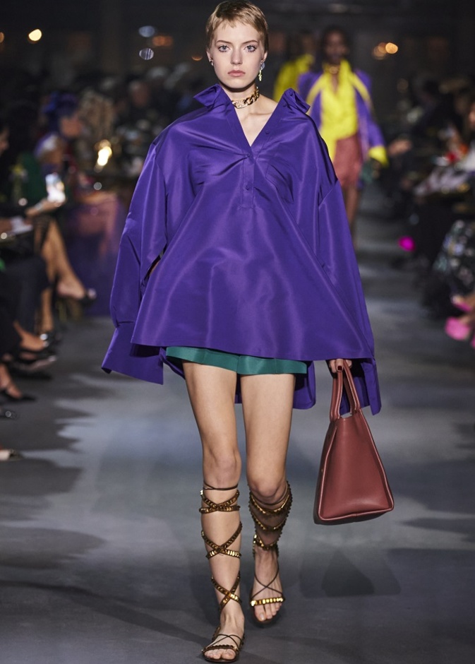 ألوان صيف 2022 بتنسيق لافت باللّون البنفسجي من Valentino