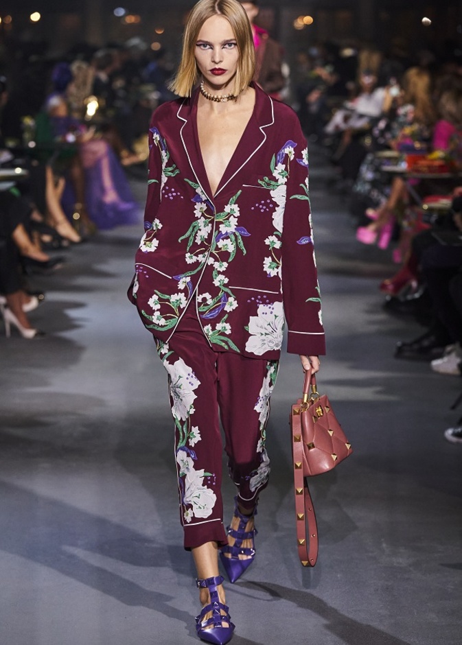 موديلات أطقم كاجوال لصيف 2022 رائجة لصيف 2022 من Valentino