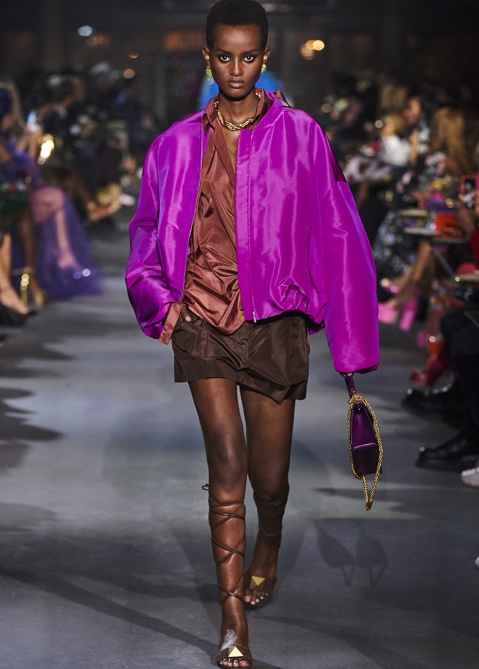 تنسيق الجاكيت الملون صيحة صيف 2022 بإطلالة لافتة من Valentino