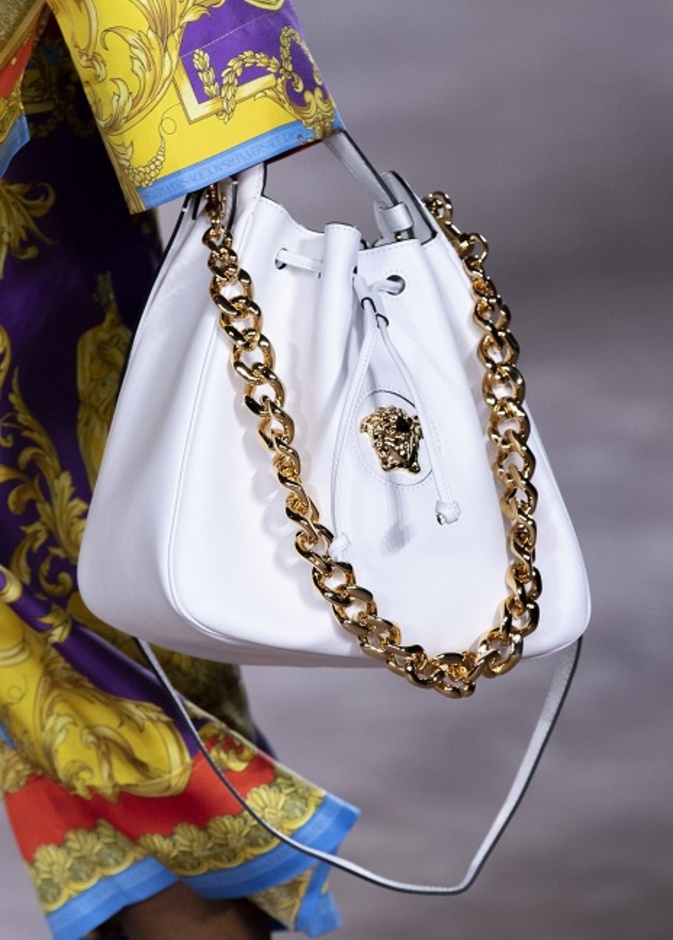 موديلات حقيبة بيضاء رائجة لصيف 2022 بأسلوب Versace المميّز والعصري