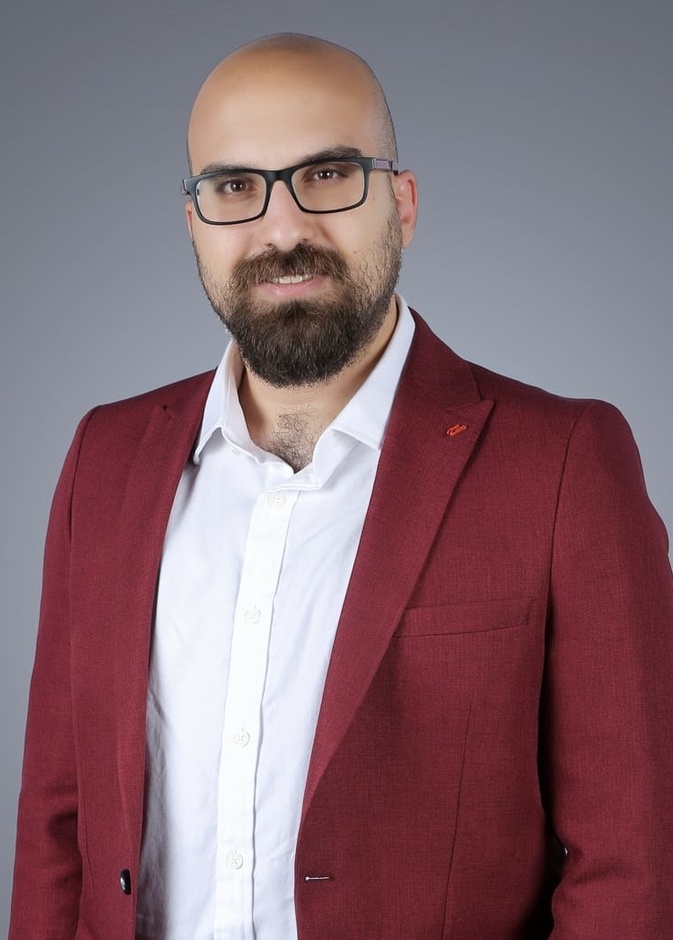 الدكتور ينال سلام أخصائي في الطب الباطني