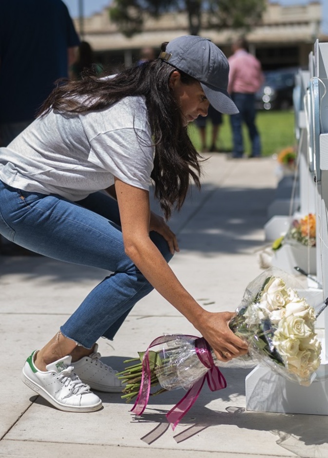 في لقطة إنسانية.. ميغان ماركل تضع الورود على النصب التذكاري لوفاة 19 طفلا