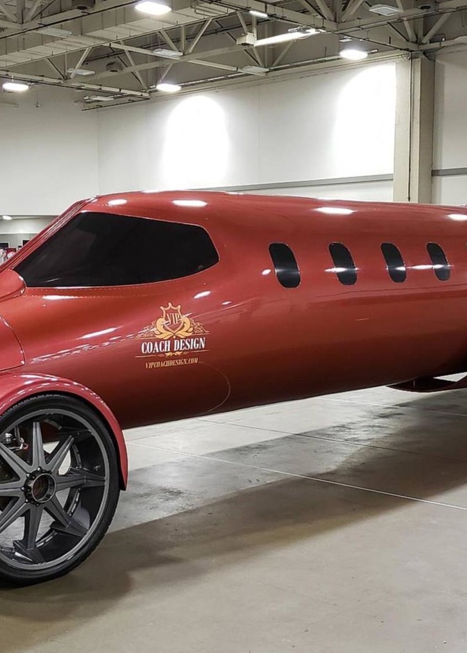 شاهدي.. هكذا تحولت طائرة نفاثة إلى سيارة ليموزين فاخرة