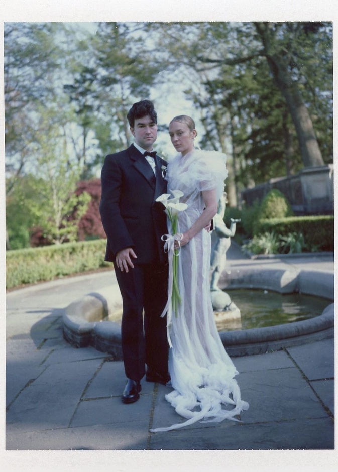 الممثلة كلوي سيفاني تقيم حفل زفاف ضخم بعد عامين من زواجها