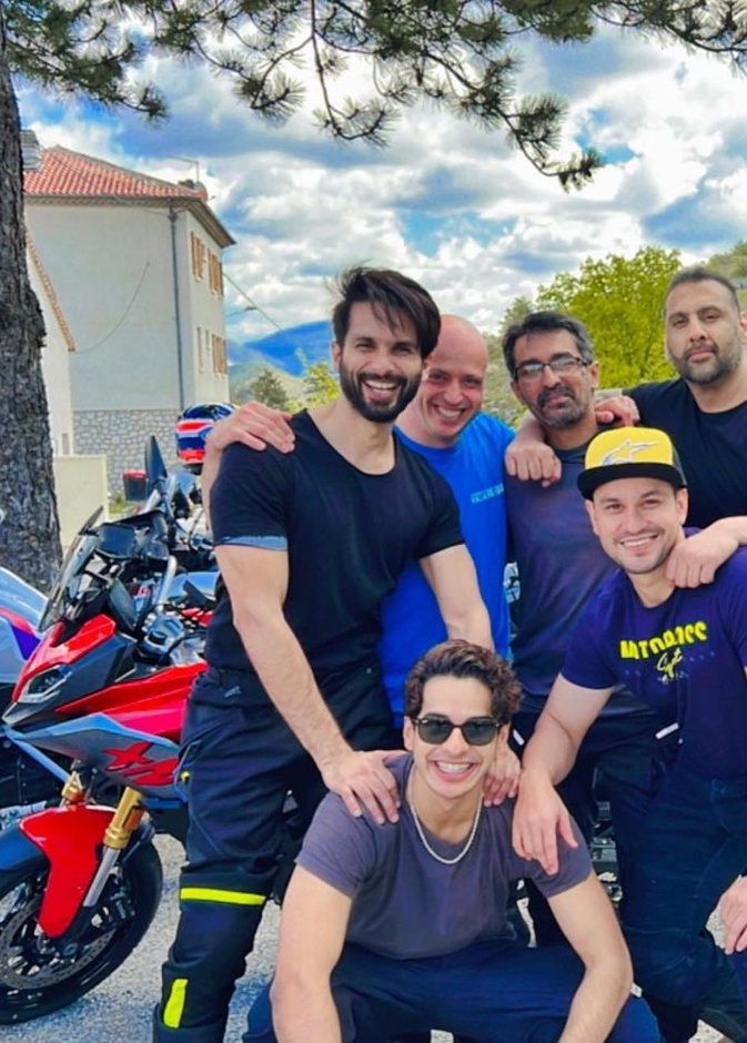 بالصور نجوم بوليوود في رحلة بالدراجات في أوروبا