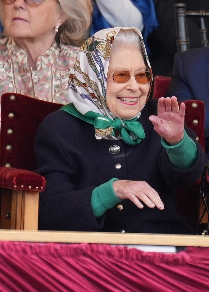 الملكة إليزابيث الثانية تحضر سباق وندسور الملكي للخيول