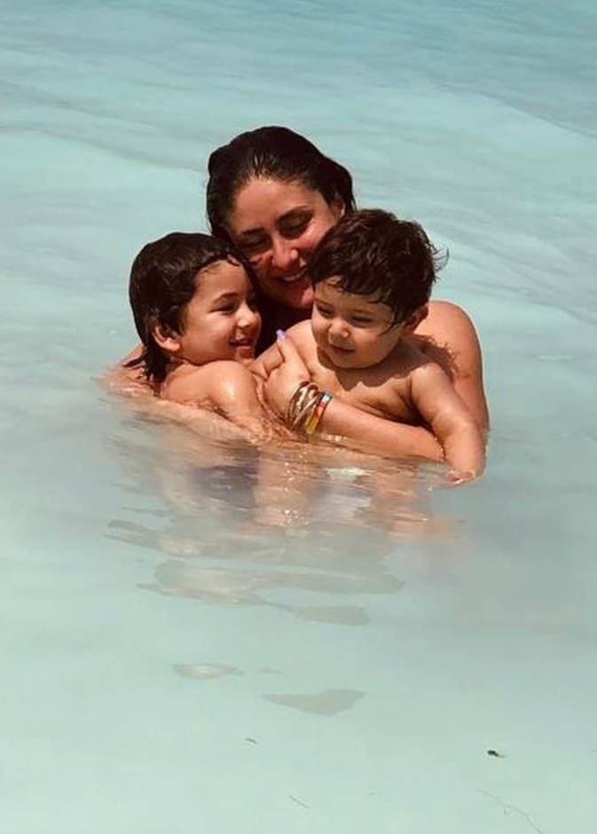 كارينا كابور تنشر صورة جديدة تجمعها بطفليها بمناسبة عيد الأم